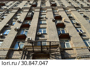 Дом Художников на Беговой. Одинадцатиэтажный четырёхподъездный кирпичный жилой дом, построен в 1957 году. Улица Беговая, 7. Район Беговой. Город Москва. Россия (2015 год). Редакционное фото, фотограф lana1501 / Фотобанк Лори