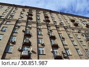 Дом Художников на Беговой. Одинадцатиэтажный четырёхподъездный кирпичный жилой дом, построен в 1957 году. Улица Беговая, 7. Район Беговой. Город Москва (2015 год). Редакционное фото, фотограф lana1501 / Фотобанк Лори