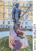 Москва, Остоженка. Тургеневский квартал. Памятник писателю И.С.Тургеневу, установленный к 200-летию со дня рождения (2018 год). Редакционное фото, фотограф Виктор Тараканов / Фотобанк Лори
