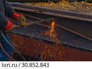 Cutting scrap metal by thermal lance closeup. Стоковое фото, фотограф Евгений Харитонов / Фотобанк Лори