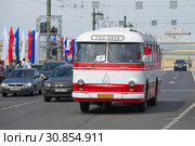 SAINT-PETERSBURG, RUSSIA - DECEMBER 25, 2019: Bus LAZ-695E on the Palace Bridge. The participant of the parade of retrotransport in honor of the City Day. Редакционное фото, фотограф Виктор Карасев / Фотобанк Лори