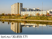 Пруд на улице Привольной, школа и многоэтажные жилые дома. Район Жулебино, Москва. (2018 год). Стоковое фото, фотограф Владимир Устенко / Фотобанк Лори