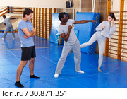 People fighting with coach at gym. Стоковое фото, фотограф Яков Филимонов / Фотобанк Лори