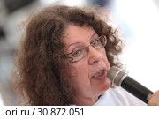 Александра Маринина эмоционально отвечает на вопрос ведущего (2019 год). Редакционное фото, фотограф Дмитрий Неумоин / Фотобанк Лори