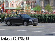 Репетиция празднования Дня Победы в Москве. Главнокомандующий Сухопутными войсками Российской Федерации генерал армии Олег Леонидович Салюков проезжает перед солдатами на автомашине "Аурус" (2019 год). Редакционное фото, фотограф Игорь Долгов / Фотобанк Лори
