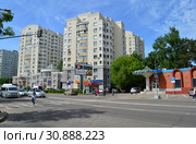 Пятнадцатиэтажный кирпичный жилой дом (улица Исаева, 3б, корпус 1). Десятиэтажный кирпичный жилой дом (улица Исаева, 3б, корпус 2). Микрорайон Костино. Город Королев. Московская область (2015 год). Редакционное фото, фотограф lana1501 / Фотобанк Лори