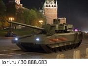 Ночная репетиция празднования Дня Победы в Москве. Российский танк Т-14 "Армата" выезжает с Красной площади (2019 год). Редакционное фото, фотограф Игорь Долгов / Фотобанк Лори
