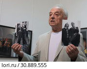 Фотохудожник и фотожурналист Анатолий Хрупов показывает свой автопортрет (2019 год). Редакционное фото, фотограф Дмитрий Неумоин / Фотобанк Лори