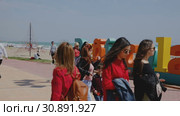 PENISCOLA, SPAIN - APRIL 16, 2019: Quay of popular Spanish tourist town of Peniscola on Mediterranean coast in sunny spring day. Редакционное видео, видеограф Яков Филимонов / Фотобанк Лори