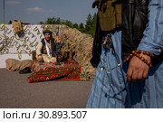 Реконструкция полевого лагеря афганских моджахедов («душманов») времен Афганской войны (1979 - 1989 годов) в городе Москве в рамках фестиваля "Времена и эпохи", Россия (2019 год). Редакционное фото, фотограф Николай Винокуров / Фотобанк Лори