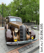 Владивосток, ул. Фокина, 1"а". Выставка американских ретроавтомобилей. Dodge SIX 1936 года выпуска (2019 год). Редакционное фото, фотограф Овчинникова Ирина / Фотобанк Лори