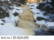 Вид на водопад Юканкоски м апрельским утром. Карелия, Россия. Стоковое фото, фотограф Виктор Карасев / Фотобанк Лори
