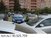 Парковка приехавших на пляж город Дзержинский (2019 год). Редакционное фото, фотограф Дмитрий Неумоин / Фотобанк Лори