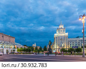 Триумфальная площадь (бывшая Маяковская) вечером. Москва. 2019 год. Редакционное фото, фотограф Виктор Тараканов / Фотобанк Лори