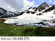 Озеро в снегу в бассейне реки Большая Дукка, Архыз, КЧР. Стоковое фото, фотограф Оглоблин Андрей Николаевич / Фотобанк Лори