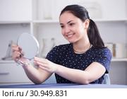 Cheerful gir looking in mirror. Стоковое фото, фотограф Яков Филимонов / Фотобанк Лори