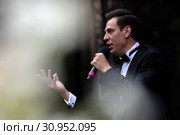 Российский актер театра и кино Дмитрий Дюжев читает поэму Александра Пушкина на открытой сцене сада Эрмитаж в городе Москве в рамках фестиваля Пушкин-фест, Россия (2019 год). Редакционное фото, фотограф Николай Винокуров / Фотобанк Лори
