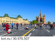 Москва, Россия. Люди на Красной площади гуляют, отдыхают и фотографируются. (2018 год). Редакционное фото, фотограф Владимир Устенко / Фотобанк Лори