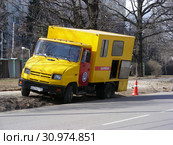 Автомобиль аварийной службы. Улица Говорова. Можайский район. Город Москва. Россия (2015 год). Редакционное фото, фотограф lana1501 / Фотобанк Лори