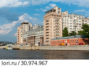 Дом на набережной. Театр Эстрады. Москва (2019 год). Редакционное фото, фотограф Александр Щепин / Фотобанк Лори