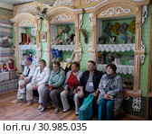 Туристы на экскурсии в музее "Русские валенки" в городе Мышкин (2019 год). Редакционное фото, фотограф Максим Гулячик / Фотобанк Лори