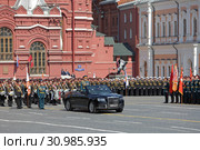 Репетиция празднования Дня Победы в Москве. Главнокомандующий Сухопутными войсками Российской Федерации генерал армии Олег Леонидович Салюков готовится к проезду перед строем солдат на автомашине "Аурус" (2019 год). Редакционное фото, фотограф Игорь Долгов / Фотобанк Лори