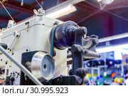 Dust on the mechanism of an industrial sewing machine. Стоковое фото, фотограф Евгений Харитонов / Фотобанк Лори