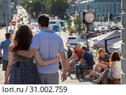 Люди гуляют по пешеходной зоне Петровского бульвара города Москвы в жаркий день (2019 год). Редакционное фото, фотограф Николай Винокуров / Фотобанк Лори