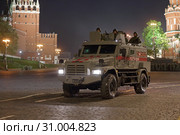 Ночная репетиция празднования Дня Победы в Москве. Автомобиль Росгвардии КамАЗ-43501 "Патруль" выезжает с Красной площади (2019 год). Редакционное фото, фотограф Игорь Долгов / Фотобанк Лори