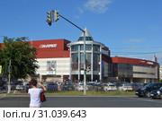 Казань: улица Декабристов. Торгово-развлекательный центр "Тандем" Kazan: Dekabristov Street. Shopping and entertainment center "Tandem" (2019 год). Редакционное фото, фотограф Светлана Федорова / Фотобанк Лори