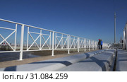 A man and a woman are walking along the pier (2018 год). Редакционное видео, видеограф Aleksandr Sulimov / Фотобанк Лори