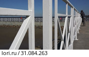 A man stands on the dock and looks into the distance. Стоковое видео, видеограф Aleksandr Sulimov / Фотобанк Лори