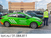 Дорожный патруль. Автомобиль и сотрудник Центра организации дорожного движения (ГКУ ЦОДД) на дежурстве. Лубянская площадь, Москва, Россия (2018 год). Редакционное фото, фотограф Владимир Сергеев / Фотобанк Лори