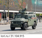 Бронеавтомобиль "Тигр-М" с боевым модулем "Арбалет" на Новом Арбате. Военная техника возвращается с репетиции парада в честь Дня Победы (2019 год). Редакционное фото, фотограф Наталья Николаева / Фотобанк Лори
