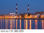 SAINT-PETERSBURG, RUSSIA - JUNE 20, 2019: Sinopskaya embankment on a white night. Стоковое фото, фотограф Виктор Карасев / Фотобанк Лори