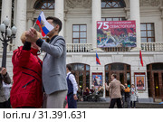 Участники танцевального вечера "В шесть часов вечера после войны" в рамках музыкального арт-проекта "Победный Вальс"  на площадке перед театром  имени Луначарского на Приморском бульваре в центре города Севастополя , Республика Крым, 9 мая 2019. Редакционное фото, фотограф Николай Винокуров / Фотобанк Лори