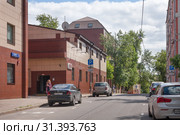 Москва, Мажоров переулок. Маленькая московская улочка. Вид от дома номер 14 в направлении к началу улицы (2019 год). Редакционное фото, фотограф Наталья Николаева / Фотобанк Лори