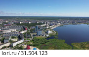 Город Надым летом с высоты, Ямало-Ненецкий автономный округ (2019 год). Стоковое видео, видеограф Григорий Писоцкий / Фотобанк Лори