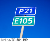 Табличка с номером трассы Р21 (Е105) "Мурманск-Санкт-Петербург" на фоне неба. Стоковое фото, фотограф Вячеслав Палес / Фотобанк Лори