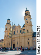 Театинеркирхе (Theatinerkirche) - католическая церковь Святого Каетана. Мюнхен. Бавария. Германия (2019 год). Редакционное фото, фотограф E. O. / Фотобанк Лори
