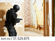 Anti-terrorist police soldier armed with pistol ready to attack. Стоковое фото, фотограф Дмитрий Калиновский / Фотобанк Лори