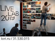 Подготовка итоговой выставки фотографии лаборатории Magnum Live/Lab 2019 в залах музея Архитектуры Щусева города Москвы, Россия. Редакционное фото, фотограф Николай Винокуров / Фотобанк Лори