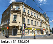 Москва, люди идут мимо дома 5 строение 1 в Лялином переулке. Ранее жилой дом с торговыми помещениями (1895, архитектор Алексей Щеглов). (2019 год). Редакционное фото, фотограф Овчинникова Ирина / Фотобанк Лори