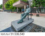 Москва, улица Мясницкая, 39. Памятник французскому архитектору Ле Корбюзье (2019 год). Редакционное фото, фотограф Виктор Тараканов / Фотобанк Лори