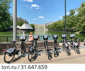 Сеть велопроката в Москве, парковка велосипедов на Чистопрудном бульваре летом (2019 год). Редакционное фото, фотограф Овчинникова Ирина / Фотобанк Лори