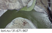 Место слияние рек Чуя и Катунь на Алтае сверху / Video from a drone taking off overlooking the confluence of the rivers Chuya and Katun with Camera looks down with rotation. Altai, Siberia, Russia. Стоковое видео, видеограф Сергей Пристяжнюк (Serg Zastavkin) / Фотобанк Лори
