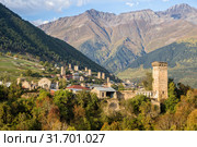 Scenic autumn view of Svan towers on a background of mountains, Mestia, Upper Svaneti, Georgia (2018 год). Стоковое фото, фотограф Юлия Бабкина / Фотобанк Лори