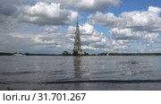 Вид на затопленную колокольню Никольского собора облачным июльским днем. Калязин, Россия (2019 год). Стоковое видео, видеограф Виктор Карасев / Фотобанк Лори