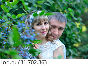 Влюбленная пара на фоне растительности. Стоковое фото, фотограф Арестов Андрей Павлович / Фотобанк Лори
