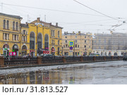 RUSSIA, SAINT-PETERSBURG, 22 April 2017: Snowfall in April on the Griboyedov channel. Редакционное фото, фотограф Sergei Gushchin / Фотобанк Лори
